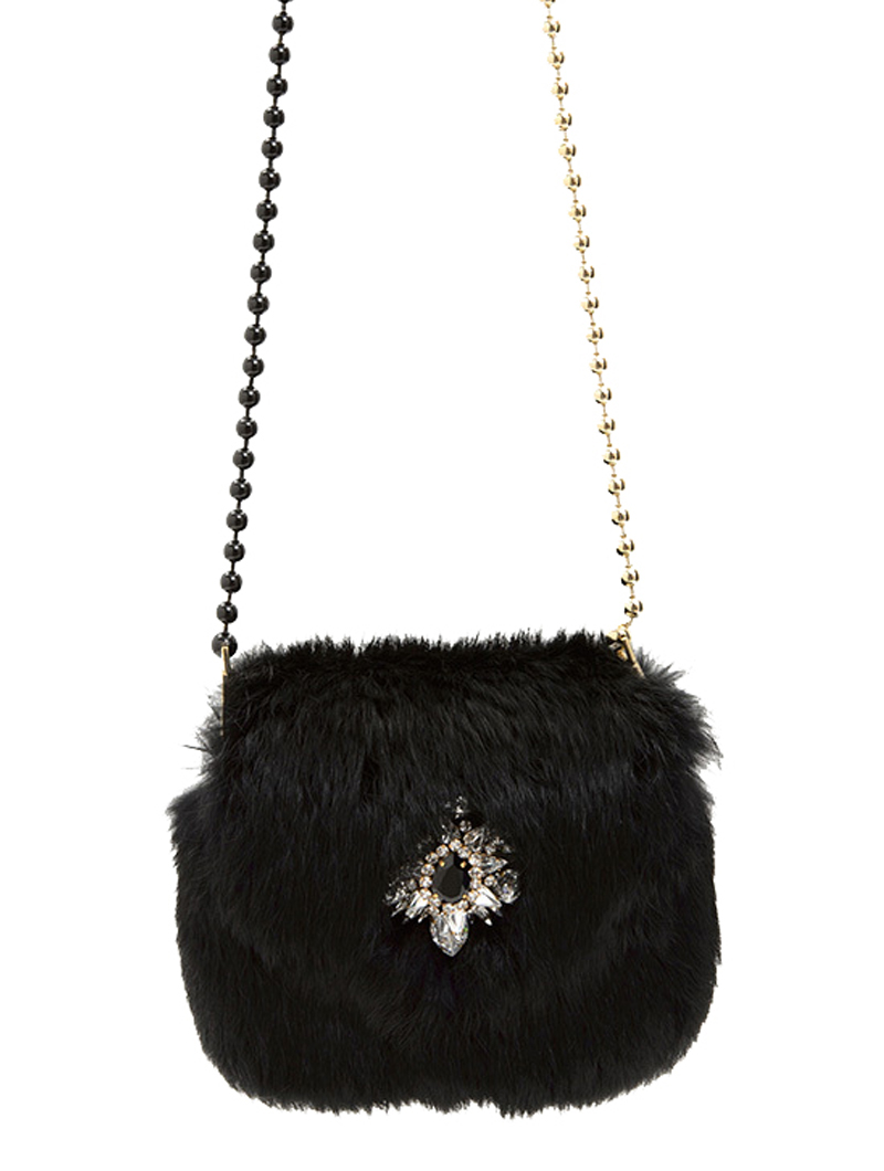 ブラックのファーにシルバーのビジューがあしらわれた使い勝手の良いチェーンバッグ