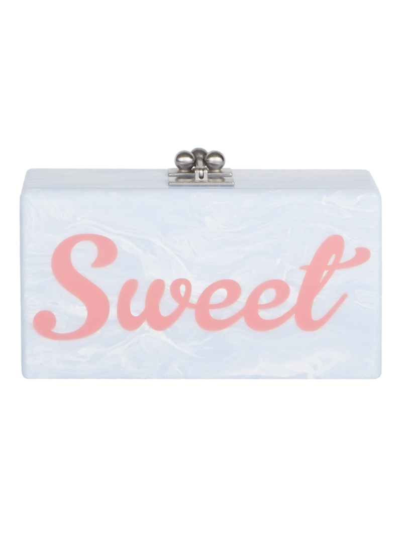 ピンクでプリントされたSWEETのロゴが目を惹く、ブルーの長方形クラッチバッグ。