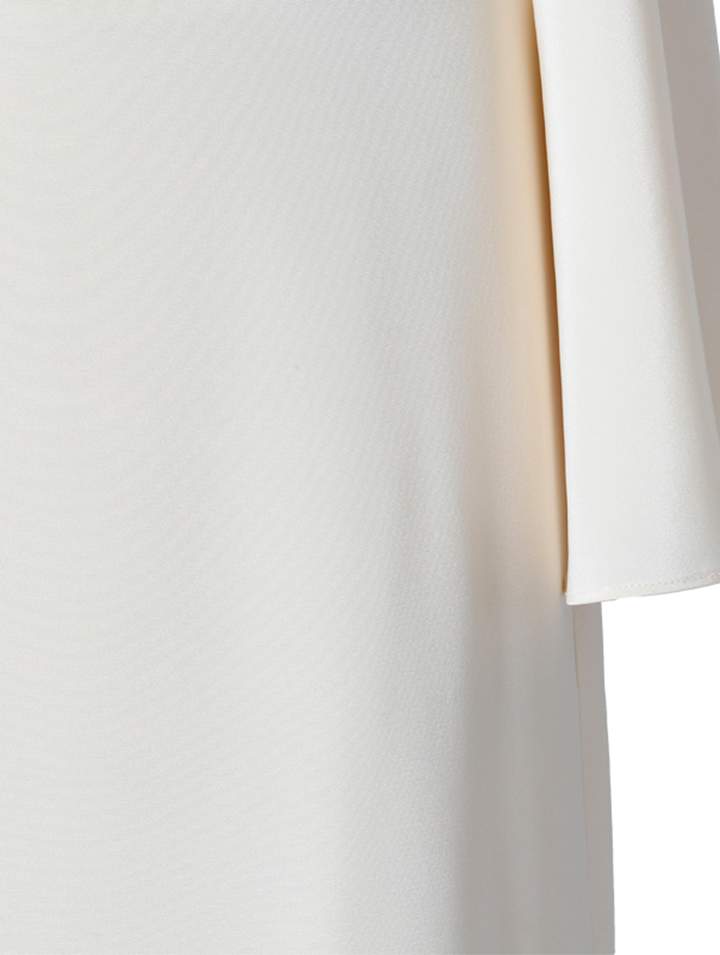 シルククレープ素材のワンショルダーのタイトでシンプルなロングドレス。袖がある方が長袖です。
