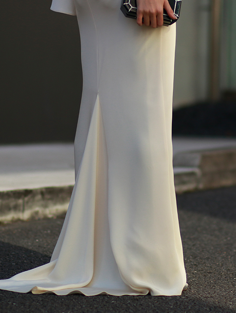 シルククレープ素材のワンショルダーのタイトでシンプルなロングドレス。袖がある方が長袖です。