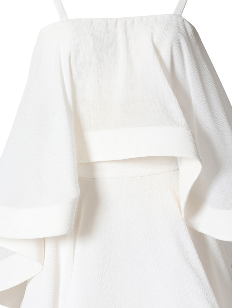 ホワイトのセパレートドレス。とろみのあるクリンクルシフォンの裾にホースヘアを貼ることで軽やかにフリルが弾むホワイトのセパレートドレスです。