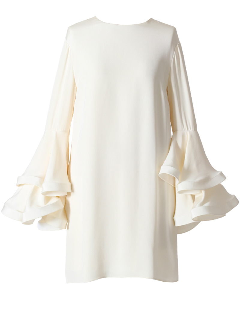 袖のラッフルフリルのデザインが斬新なショート丈のウエディングドレス。花嫁様の2次会にもおすすめ。