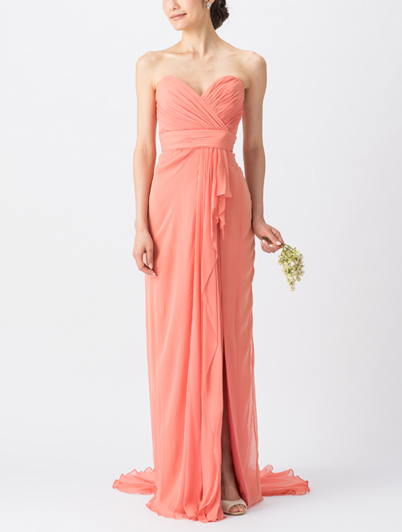 濃いピンクでフロント部分にスリットの入ったデザインの、ベアタイプのロング丈ブライズメイドドレス