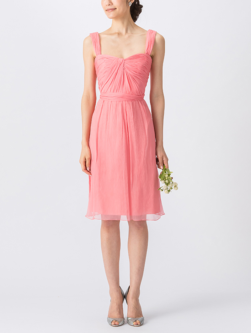 濃いピンクで、キャミソールタイプのショート丈ブライズメイドドレス