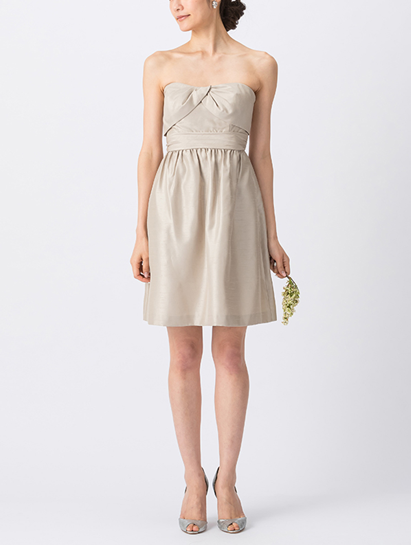 光沢・ハリ感のある素材のベージュで、ベアタイプのショート丈ブライズメイドドレス
