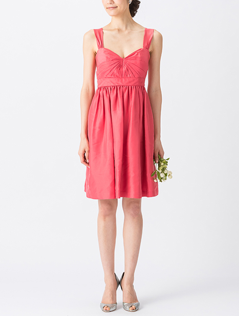 光沢のある濃いピンクで、太めなストラップのキャミソールタイプのショート丈ブライズメイドドレス
