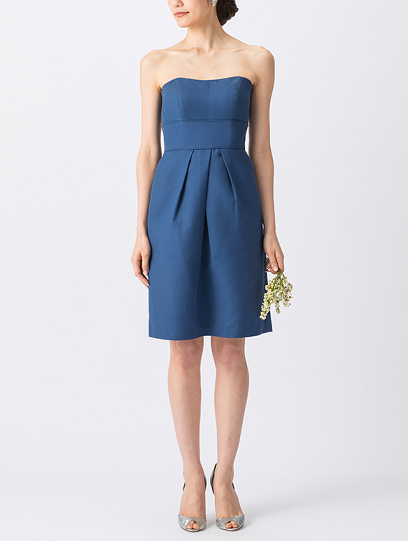 濃いブルーでシンプルなデザインのベアタイプのショート丈ブライズメイドドレス