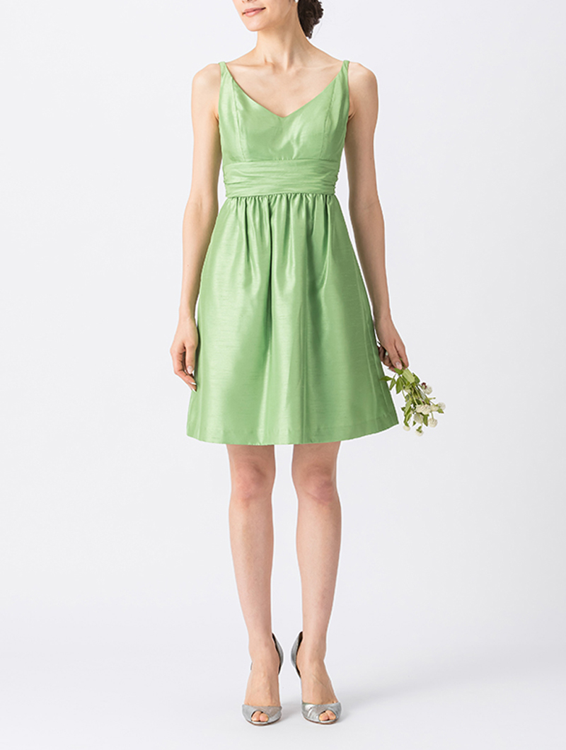 光沢・ハリ感のある素材のグリーンで、大きくあいたVカットのノースリーブタイプのショート丈ブライズメイドドレス