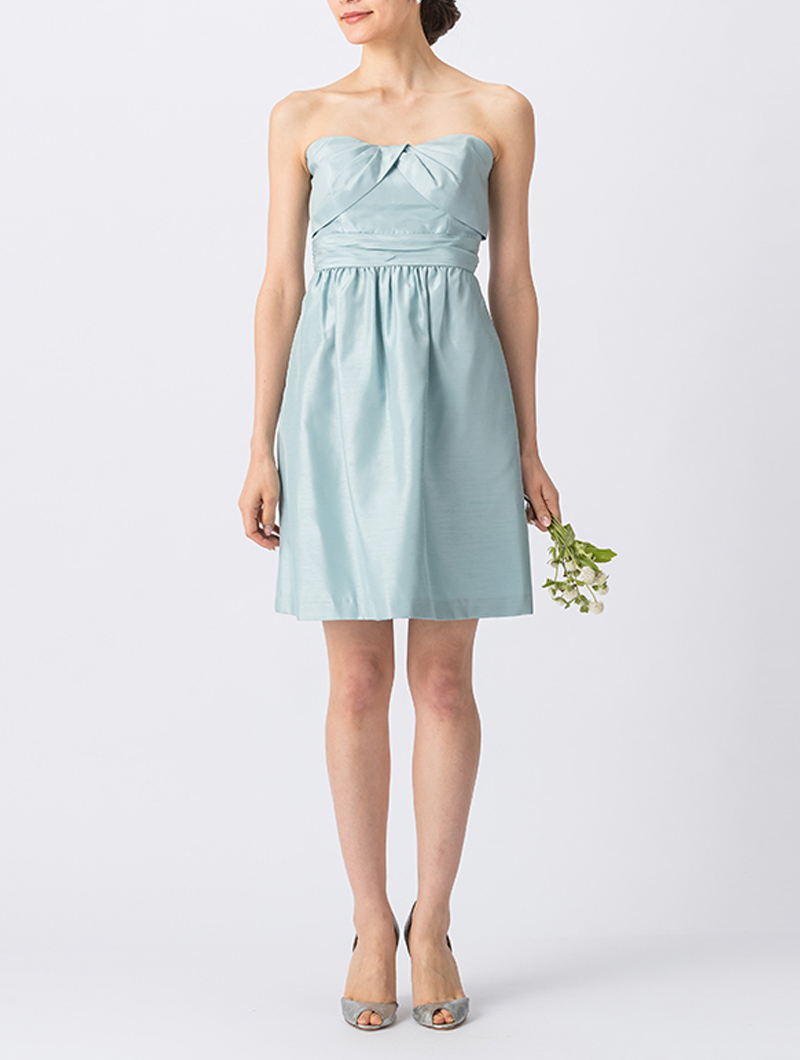 光沢・ハリ感のある素材の水色で、ベアタイプのショート丈ブライズメイドドレス