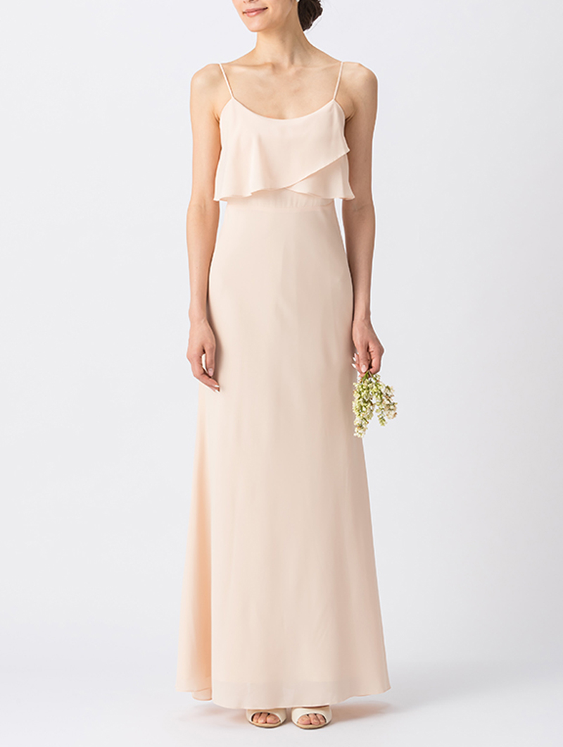 淡いピンクで、シンプルなデザインのキャミソールタイプのロング丈ブライズメイドドレス