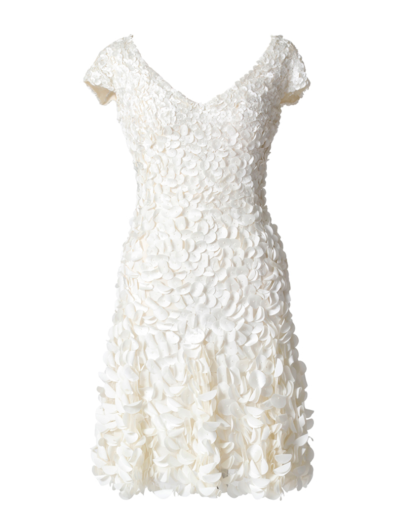 ホワイトのショート丈のウエディングドレス。胸元から裾元へかけてグラデーションのように大きくなるぺタルが施されている、花嫁様の2次会ドレスとしてもおすすめのショート丈ワンピースです。