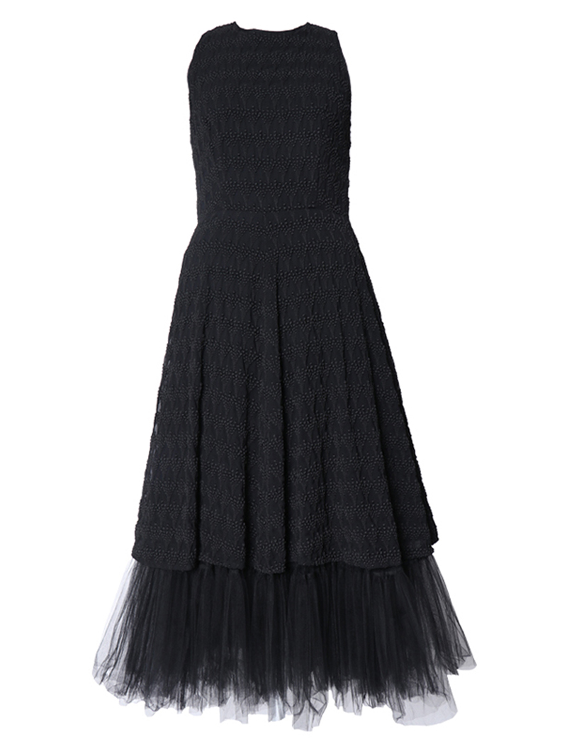 ブラックのノースリーブタイプのロングドレス。ブラックの刺繍が全体に施されており、スカートにはボリューム感のあるノースリーブタイプのオールブラックロングドレスです。