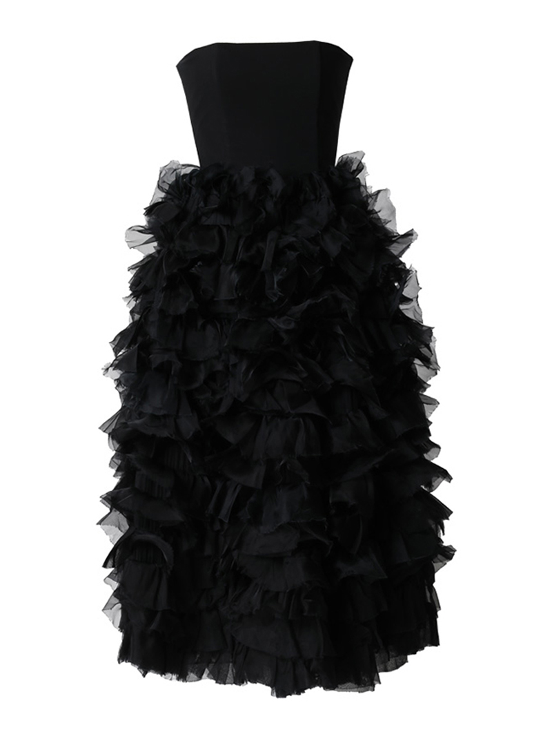 スカート全体にゴージャスなフリルが施されたブラックのベアタイプのロングドレス