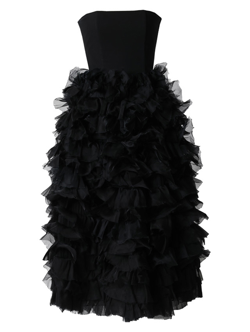 スカート全体にゴージャスなフリルが施されたブラックのベアタイプのロングドレス