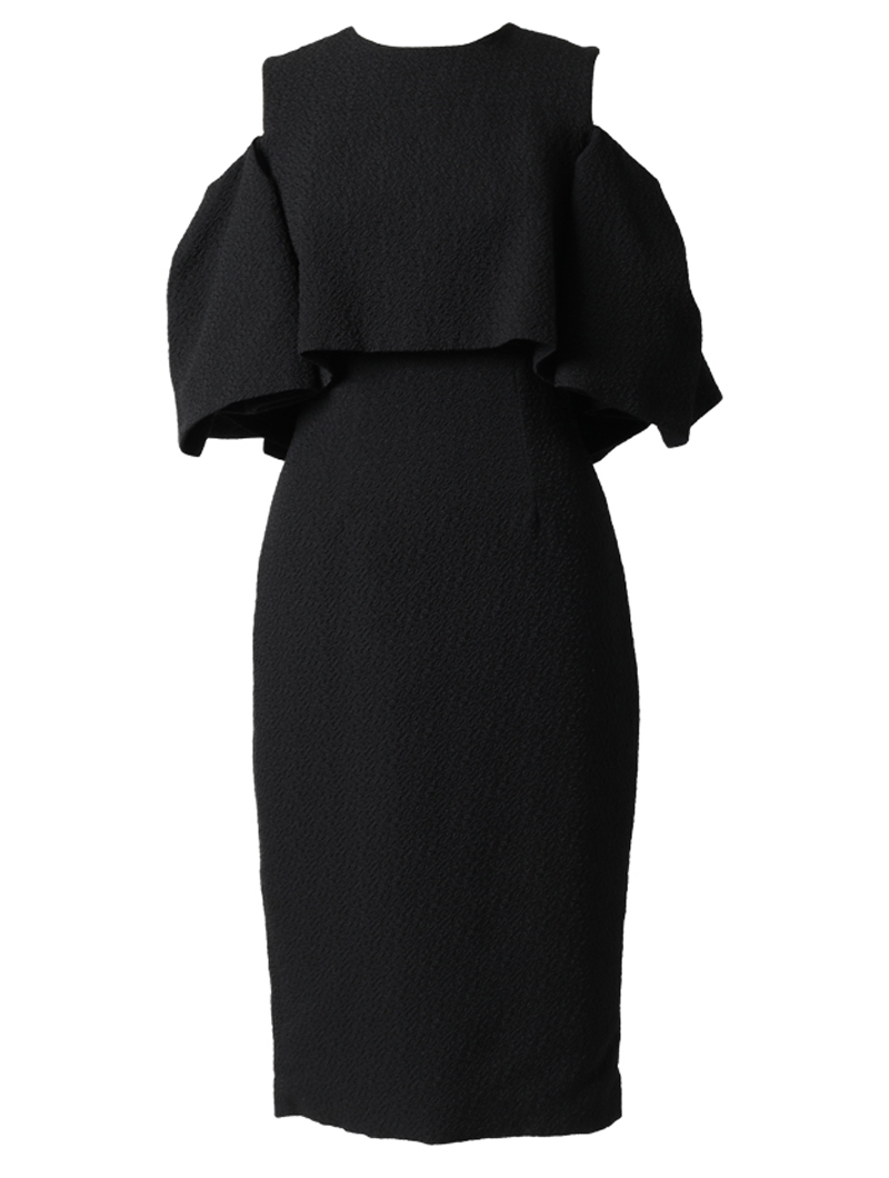肩を見せるデザインのトップスにタイトスカートを合わせたジャガード素材のオールブラックドレス