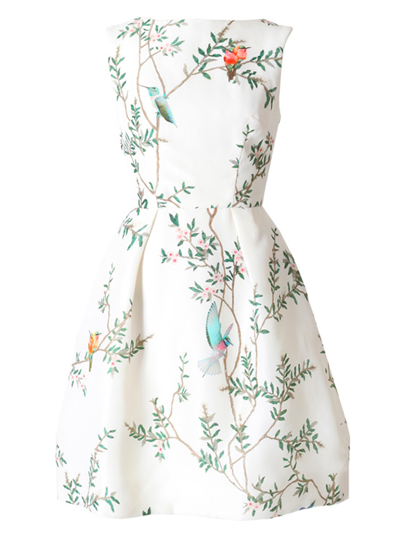 ホワイトのノースリーブタイプのショートドレス。ホワイトのベースに鳥と花がブリントされており、背中が大きく開いているデザインのホワイトのノースリーブタイプとなります。