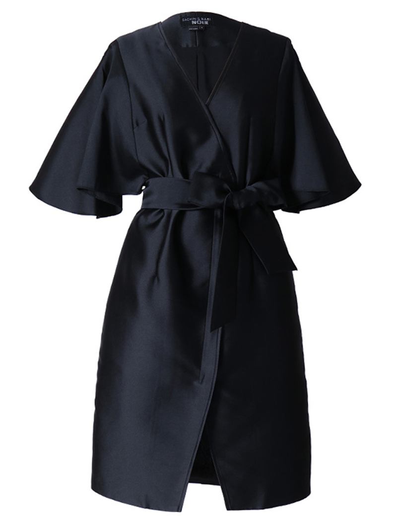 着物のようなデザインのオールブラックドレス