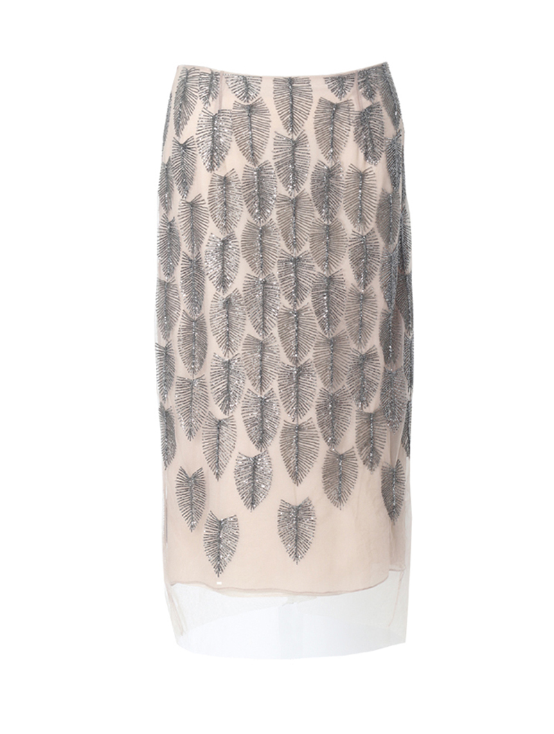 フェザーモチーフのビーズ刺繍が全体に施されたベージュのタイトスカート