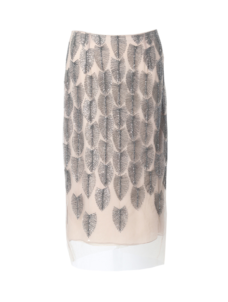 フェザーモチーフのビーズ刺繍が全体に施されたベージュのタイトスカート