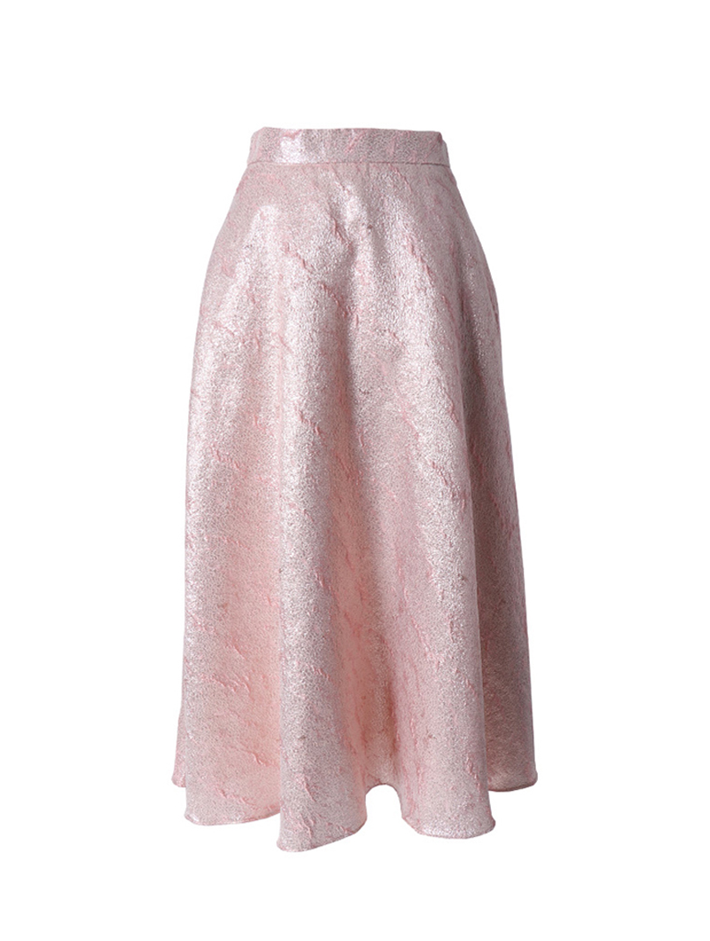 光沢のあるピンクのフレアスカート