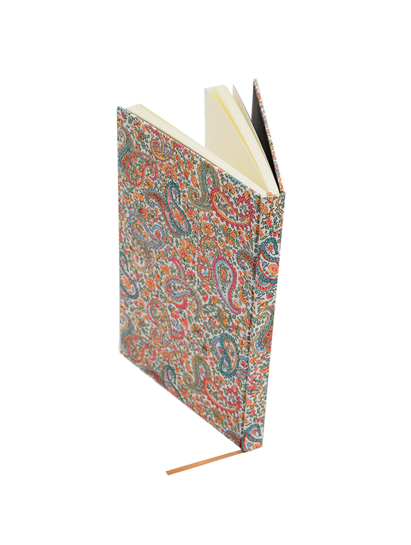 ペイズリー柄のリバティプリントを使用したシンプルな白紙のノートブック